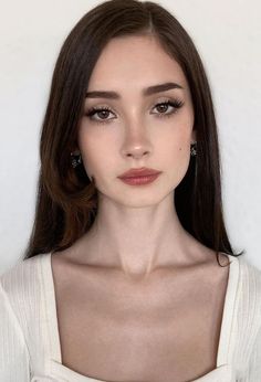 Brunette Woman Face Claim, Archetype Makeup, Classic Archetype, Woman Face Claim, Pale Women, Work Makeup, Brunette Woman, Models Makeup, Everyday Makeup