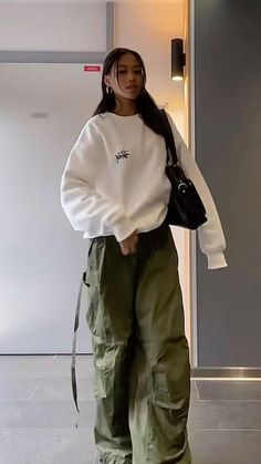 Parachute Pants Outfit, Pakaian Hipster, Looks Hip Hop, Mode Hippie, Mode Zara, Green Cargo Pants, Tomboy Outfits, Tomboy Style Outfits, Green Cargo