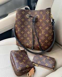 Bags With Outfits, Gucci Beauty, Louie Vuitton, Authentic Louis Vuitton Bags, Louis Vuitton Pochette Metis, Louis Vuitton Official Website, Lv Purse, Authentic Bags