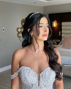 Chic Bridal Hair, Bride Hairstyles With Veil, Bride Hair Down, Bridal Hair Half Up, Wedding Hairstyles With Crown, Bridal Hair Down, Wedding Tiara Hairstyles, Wedding Hair Half, Hairdo Wedding