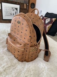 Brand Backpacks, Rich Things, Mens Designer Backpacks, Purse Aesthetic, Mcm Backpack, Sister Photography, Shirt Hacks, Trendy Purses, Back To School Bags