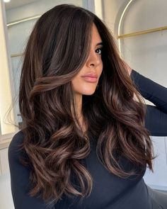 Wavy Hair With Curtain Bangs, Cinnamon Hair Colors, Hair Color For Brown Skin, Cinnamon Hair, Brown Wavy Hair, Hair With Curtain Bangs, Fall Hair Color For Brunettes, Cinnamon Brown