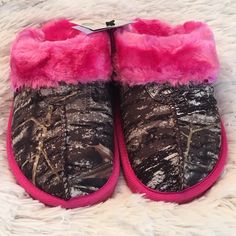 Nwt! Super Cute! Faux Fur Slide Camo Slippers! Size: 1/2 Mossy Oak Camo Fabric Upper Super Soft, Plush Faux Fur Lining And Trim Cushioned Faux Fur Footbed Indoor/Outdoor Synthetic Outsole Camo Fabric, Pink Mossy Oak, Under Armour Sweatshirts, Cute Country Outfits, Mossy Oak Camo, Swag Shoes, Streetwear Fashion Women, Mossy Oak