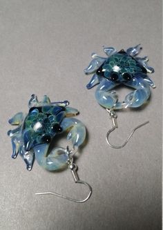 Blue sand crab earrings with silver plated ear wires. Designed and made by Ron Murphy of glassnfire.   Sea life animals such as this Sand crab have been among some of the animal that I have studied personally in their natural environment. While these are more of a greenish coloring they are designed Aquatic Jewelry, Ocean Accessories, Sea Accessories, Crab Earrings, Sea Life Animals, Jewelry Ocean, Ocean Earrings, Ocean Nature, Earrings Beach