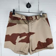 Camauflage Army Shorts, 39.5 inches waist, all around, size medium.  Heavy Duty Cotton Hard Wearing Cotton Shorts Khaki Camo Working Shorts Hot Weather Wear Shorts de l armee en coton Dimensions: Waist: 38cm wide (76cm all round) waist : 39.5 inches all around Waist to Hem : 35 - 36cm approx. Condition: Excellent Retro Shorts Brown, Army Shorts, Army Surplus, Desert Camo, Camo Shorts, Weather Wear, Urban Street Style, Urban Street, Hot Weather