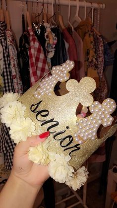 Senior Crown Senior Homecoming Crowns, Crown Day Spirit Week, Gold Senior Crown Ideas, Diy Senior Crown, Burger King Crown Decorated Senior, Senior Crown Ideas 2024, Senior Sunrise Crowns, Senior Sunrise Crown Ideas, Senior Crown Ideas 2023