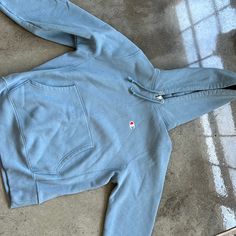 Never Worn Basic Blue Hoodie For Winter, Basic Blue Winter Hoodie, Sporty Blue Sweatshirt With Pockets, Sporty Light Blue Tops With Ribbed Cuffs, Light Blue Streetwear Tops With Pockets, Long Sleeve Light Wash Top For Streetwear, Light Wash Long Sleeve Top For Streetwear, Blue Cotton Sweatshirt With Pockets, Blue Winter Tops With Pockets