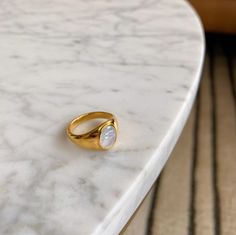 Vintage inspired gold oval signet ring with natural white shell. Instantly creating an efortless chic style to your look. ………………………………….D E T A I L S• Materials: Stainless steel, 18k gold plating, Natural shell.• Size: US 6, US 7, US 8• This product is hypoallergenic and tarnish resistant Gold Oval Ring, Oval Signet Ring, Effortless Chic Style, Chunky Gold Hoop Earrings, Gold Statement Ring, Shell Ring, Buy Earrings, Gold Signet Ring, Chunky Rings