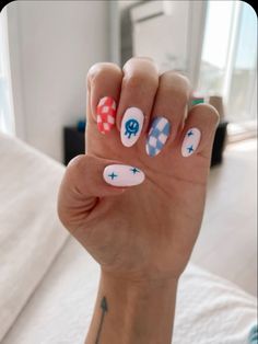 #checkered #nailart not my pic!! How To Do Checkered Nails, Smiley Nail Art, Checkered Nail Art, Nails Smiley Face, Realistic Nails, Cosmo Nails, Smiley Face Nails, College Nails, Mc Nails