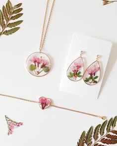 Minimal resin jewelry with real dried flowers Resin Jewellery Ideas, Coloring Resin, Resin Things, Flowers Earrings, Resin Jewellery, Pink Set