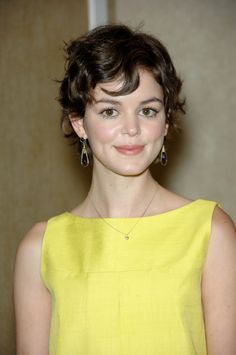 Nora Zehetner, Celebrity Hairstylist, Naturally Curly Hair, Hair With Bangs, Haircuts For Curly Hair, Celebrity Hair Stylist, Best Short Haircuts, Short Hair With Bangs, A Celebrity