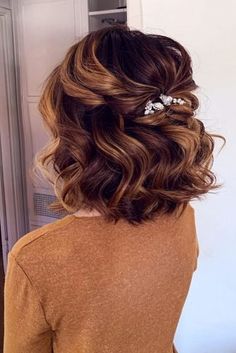 Wedding Hairstyles For Medium Hair ★ wedding hairstyles for medium hair curly bob half up half down bridalbeautybyphoebe Mother Of The Groom Hairstyles, Wedding Hairstyles For Medium Hair, Remarried Empress, Mother Of The Bride Hair, Prom Hairstyles For Short Hair, Wedding Guest Hairstyles, Peinados Fáciles Para Cabello Corto, Wedding Hair Inspiration, Heart Strings