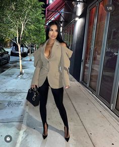 Grown And Classy Outfit Black Women, Blazer Dress Outfits Classy Chic, Classy Womens Fashion, Dark Denim Outfit, Ugg Outfit Ideas, Winter Footwear, Versatile Shoes