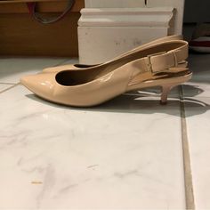 7.5 Calvin Klein Luka 34e09016 Cream Pointed Toe Slingback Heels Leather 2" Heels Straps Buckles - 3 Holes For Adjustment Condition Is Fair! Left Shoe Pen Mark On The Strap And Inner Is Peeled/Broken Right Shoe - Inside Is Broken/Peeled - Probably From Wide Feet Breaking In The Shoe. Luka 34e6867 Us Women 7.5 Eu 37.5 235 Cn Leather Upper Manmade Sole Kitten Heel Slingback Pointed Toe Smoke-Free, Pet-Free, Fragrance-Free Home!. ( )Y~~~O | ^^ Breaking In, Calvin Klein Shoes, Slingback Heels, Slingback Heel, Calvin Klein Black, Fragrance Free, Kitten Heel, Womens Calvin Klein, Strap Heels