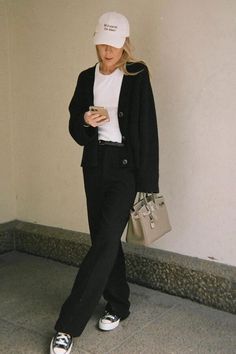 50+ Chic Black Pants Outfit Ideas For Women for Spring, Summer, Fall and Winter Black Pull On Pants Outfit, Black Tailored Pants Outfits, Black Slacks Outfit Casual, Black Pants Outfit Winter, Black Pants Outfit Dressy, Black Pants Outfit Ideas, Black Trousers Outfit Casual, Pants Outfit Ideas For Women, Chic Black Pants