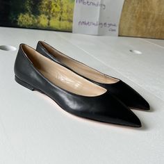 - Designer = Halston Heritage - Size = 8.5m. Trunk 19 - Color = Black - 1halston Heritage Black Leather Pointed Tip Slip On Smoking Flats - Measured Underneath Outsole From Front Tip Of Pointed Toe To Back Tip Of Heel To Give An Estimate Of Size Length = Approximately 27.6cm - Genuine And Authentic Or Your Money 4back Trunk 19 Pointed Flats, Halston Heritage, Flat Color, Loafer Flats, Flat Shoes Women, Shoes Flats, Black Leather, Loafers, Slip On