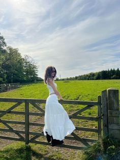 Farm Pictures Aesthetic, Farm Photoshoot Ideas, Rebecca Core, Countryside Outfit, Short Hair Braids, Farm Dress