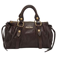 This tote from Miu Miu has alluring features. Crafted from Vitello Lux leather, the bag features dual top handles and gold-tone hardware. The interior is lined with fabric and will hold all your belongings with ease. Includes: Original Dustbag Dr Shoes, Skandinavian Fashion, Miu Miu Bag, Pretty Bags, Mode Inspo, Leather Bows, Cute Bags, Vintage Bags, Girly Girl