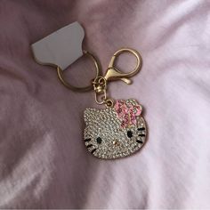 Absolutely Gorgeous Nwt Hello Kitty Bag Clip/Zipper Pull/Key Chain With Miirror! This Piece Is Very Versatile & Opens Up To Reveal A Mirror! Perfect For Your Bag Or Bookbag! Wear It Your Way! Key Chains For Backpacks, Hello Kitty Keychains, Chains Aesthetic, Camera Keychain, Hello Kitty Purse, Hello Kitty Keychain, Girly Car Accessories, Hello Kitty Jewelry, Kitty Clothes