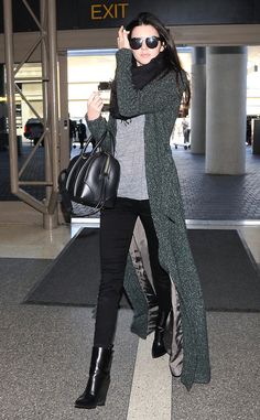 Long cardi... Kendall Jenner Street Style, Look Legging, Gilet Long, Layered Fashion, Jenner Style, Kendall Jenner Style, Inspired Outfits, 가을 패션