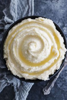 This Creamy Mashed Potatoes Recipe is made with cream, butter, and simple seasonings to give you a mouthwatering and irresistible side dish. Creamy Mashed Potatoes Recipe, Homemade Green Bean Casserole, Smashed Potatoes Recipe, Perfect Mashed Potatoes, Bread Sauce, Hot Potato, Mashed Potatoes Recipe, Creamy Mash