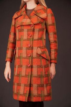 This rare 1970s Max Mara coat is a true vintage treasure, featuring a bold geometric pattern in warm, autumnal tones of orange, brown, and green. Made from high-quality wool, the coat has a flattering, structured fit while having that typical playfulness of the 60s and 70s. The wide collar and button details add to its distinctive charm, making this piece perfect for those who love unique vintage finds. The coat is in very good condition, without any signs of wear. The exact fabric composition i Vintage Multicolor Wool Outerwear, Vintage Red Outerwear With Stand Collar, Red Vintage Wool Outerwear, Orange Long-sleeve Outerwear With Buttons, Vintage Red V-neck Outerwear, Max Mara Coat, Coral Orange, Charm Making, Vintage Coat