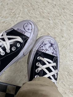 Spiderweb Shoes Converse, Black Converse Designs, Converse Sharpie Art, Decorated Converse Grunge, Converse Drawn On, Decorated Converse Sharpie, Converse Shoe Art, Converse Art Drawing, Drawn On Converse Grunge