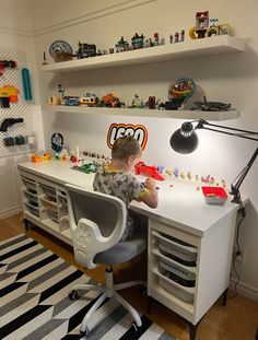 Bureau pour jouer aux lego Boys Lego Bedroom, Boys Room Design, Boys Bedroom Makeover, Kids Room Interior Design, Children Room Boy, Storage Kids Room, Toddler Boys Room