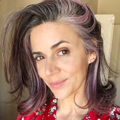 Grey Hair With Purple, Grey Hair With Purple Highlights, Grey Hair Highlights, Viral Shampoo, Hair With Purple Highlights, Hair With Purple, Highlights Pink, Pepper Hair, Going Grey