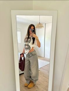 Grey Jeans Outfit, Pakaian Hipster, 00s Mode, Street Style Outfits Casual, Looks Pinterest, Uni Outfits, Tomboy Outfits, School Looks