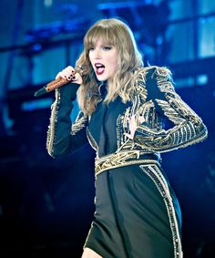 taylor swift performs on stage at the 2012 american music awards