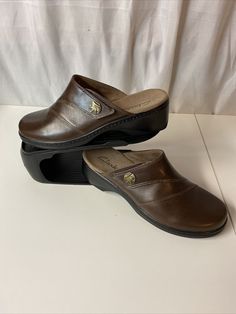 Clarks Brown Leather Clogs Hook Loop Strap 37323 Slide On Womens Size 10 M. EXCELLENT CONDITION ABSOLUTELY NO WEAR WHATSOEVER Leather Clogs, Slide On, Dansko Professional Clog, Clogs, Brown Leather, Slides, Size 10, Womens Sizes, Boots