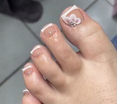 Quince Pedicure, Prom Toes Toenails, French Tip Toes With Flower Design, French Tip Pedicure With Flower, Acrylic Toes With Flowers, Pedicure Ideas Flower, French Tip Toes With Design, Flower Pedicure Designs