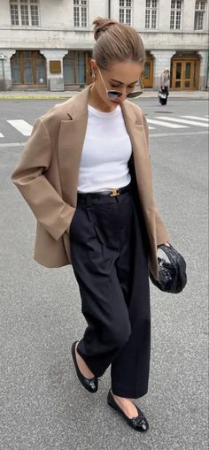 Spring 2024 Workwear Essentials for the Modern Professional Beige Blazer Outfit Office, Business Casual Autumn Outfits, French Teacher Outfit, Autumn Work Outfits Women Professional, French Business Woman, French Office Outfit, Beige Blazer Outfits Women Work, Work Outfits 2024, Winter Corporate Fashion