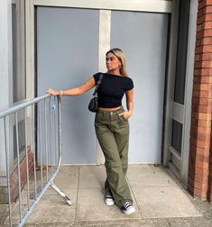 Army Green Pants Outfit, Green Jeans Outfit, Outfits Leggins, Green Pants Outfit, Celana Kargo, Cargo Outfit, Celana Fashion