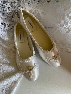 Stunning Style, for those brides whose gown has silver accents Trims: silver embroidered venice lace, pearls, crystals, rhinestones, brooch: crystals flower; Super elegant!! THESE SHOES DESIGNS ARE HAND DYED AND EMBELISHED TO ORDER THEREFORE, SHOES CAN NOT BE RETURNED OR EXCHANGED; PLEASE USE MY FEET LENGHT MEASURING GUIDE IN THE ABOVE PICTURE, TO HELP YOU GET THE PROPER SIZE ON THESE PARTICULAR SHOES; I'LL MAKE ALL THE EFFORTS TO HELP YOU HAVE A PLEASANT SHOPPING EXPERIENCE. I can send your sho Wedding Shoes With Lace Trim And Closed Toe, Embellished Lace Wedding Shoes, Elegant Embellished Wedding Shoes For Bride, Elegant Embellished Lace Bridal Accessories, Daphne Core, Lace With Pearls, White Flat Shoes, Ballet Style, Shoes Silver