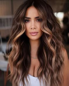 Fall Hair Curtain Bangs, Warm Brown Hair With Highlights Caramel, Carmel Balayage Brunettes Dark Brown, Brunette Ideas, Fall Hair Inspo, Dimensional Brunette, Fall Hair Color Trends, Autumnal Equinox, High Hair