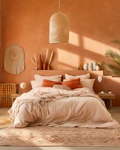 deco chambre mur terracotta linge de lit beige suspension rotin tapis ethnique motifs terracotta Neutral Tone Bedroom, Terracotta Interior Design, Winter Bedroom Decor, Colorful Bedroom Decor, Bohemian Style Interior, Warm Bedroom, Bedroom Orange, Bedroom Refresh, Blue Bedroom