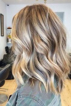 Dark Blonde Hair Color, Blond Balayage, Medium Length Hair With Layers, Dark Blonde Hair, Curly Girl Hairstyles, Penteado Cabelo Curto, Brown Blonde Hair, Short Blonde Hair, Cool Hair Color