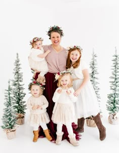 Studio Christmas Mini Sessions Family, Christmas Studio Photography Setup, Xmas Ideas Diy, Indoor Christmas Photoshoot, Studio Christmas Mini Sessions, Solstice Crafts, Christmas Outfits For Family Pictures, Christmas Planning Printables, Christmas Mini Shoot