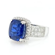 a blue sapphire and diamond ring with white diamonds on the sides, set in 18k white gold