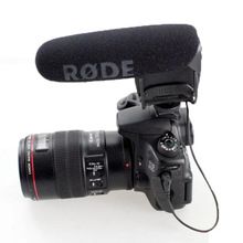 a camera with a microphone attached to it's back and the word rode on top