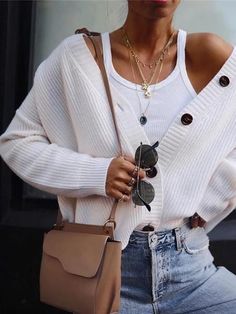 An off the shoulder sweater french tucked into a fitted pair of denium is ideal for the transition to fall. Simple yet just enough! Women Cardigan Outfit, Cardigan Outfit, Pull Oversize, Loose Cardigan, Cardigan Outfits, Casual Cardigans, Look Vintage, Outfit Summer, Dress With Cardigan