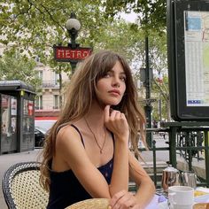 Long Hair With Bangs French, French Girl Bangs Long Hair, Italian Hairstyles Woman, Stile Kylie Jenner, Sean Anderson, Italian Hair, Top Pictures, Short Bangs