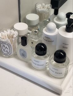 Skincare Tray Aesthetic, Bathroom Skincare Aesthetic, Skin Care Tray, Skincare Bathroom Aesthetic, Aesthetic Shower Products Organization, Byredo Bathroom, Clean Luxury Aesthetic, Jo Malone Bathroom, Jo Malone Perfume Aesthetic