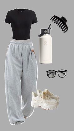 Casual Outfit Sweatpants, Outfit Ideas Black Joggers, Cute Gym Outfits Sweatpants, Grey Sweatpants Fit Ideas, Outfit Ideas White Sweatpants, College Outfits Sweatpants, Cozy Outfit Sweatpants, Sweatpants Outfit Workout, Outfits To Wear With Gray Sweatpants