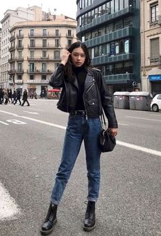 Classy Trendy Outfits, Trendy Outfits Inspiration, Winter Mode Outfits, Mama Jeans, Mom Jeans Outfit, Leather Jacket Outfits, Outfit Jeans, Mode Casual, Looks Black