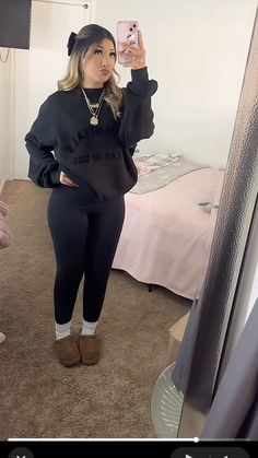 fall outfit Outfit With Black Jeans Winter, Fall Outfits 2024 School, Baddie Wardrobe Essentials, Outfit For Football Game Fall, Outfit Ideas With Ugg Tasman, Fall Outfit Baddie, Black Legging Outfits Fall, Buchifresa Fall Outfits, Outfit Ideas For Cold Days