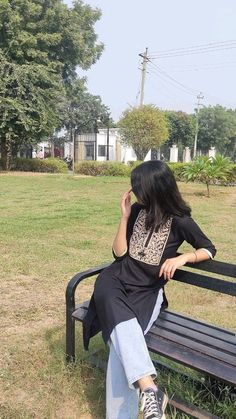 Black Kurti Outfit, Black Short Kurti, Short Kurti Look, Aesthetic Kurti, Indian Fits, Fit Aesthetic, Easy Photography Ideas