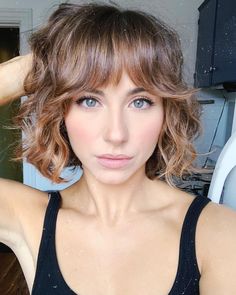 Chopped Bob Haircut With Bangs, Bob With Bangs Color Ideas, Chin Length Choppy Bob With Bangs, Wavy Bob With Fringe Thick Hair, Wavy Hair Bob Haircut With Bangs, Hairstyles Bobs With Bangs, Shirt Hair With Bangs Hairstyles, Shaggy Bob For Wavy Hair, Modern Bob Haircut 2022 With Bangs